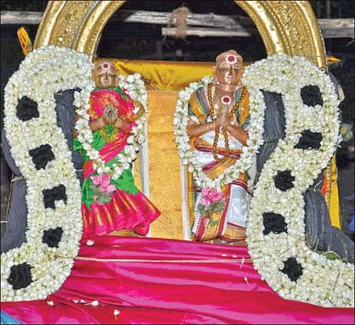`எல்லா உயிர்களிலும் உறைபவன் ஒருவனே...' -வேடனாக வந்து சோமாசி மாற நாயனாருக்கு அருளிய ஈசன்!