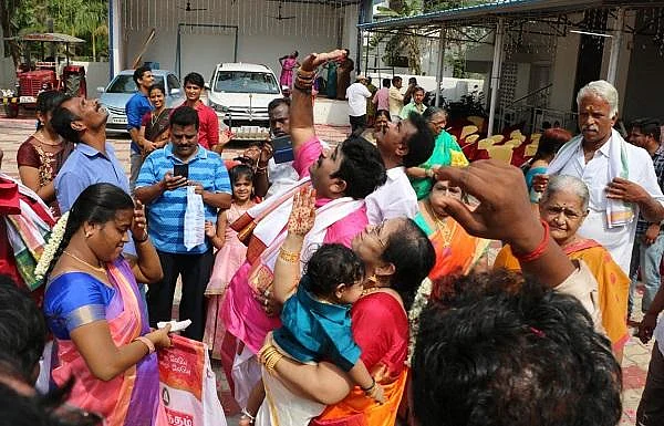 மகனின் முதல் பிறந்தநாள் - ஹெலிகாப்டர் மூலம் மலர் தூவி கொண்டாடிய தொழிலதிபர்