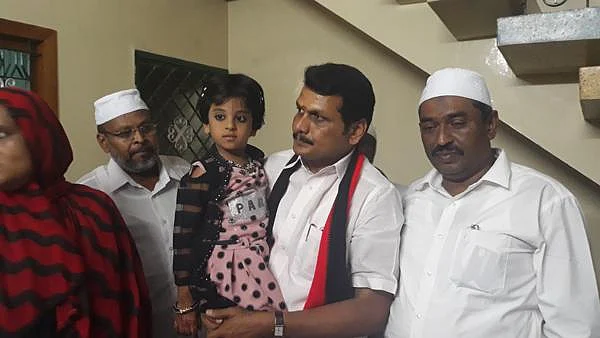 `அங்கிளைப் பார்க்காமல் போக மாட்டேன்...' - அடம்பிடித்த குழந்தையால் உருகிய செந்தில் பாலாஜி!