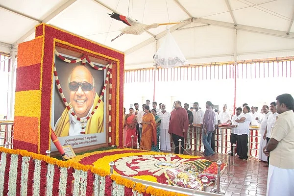 `60 கிலோ பூக்கள்; கருணாநிதியின் பேனா, ஃபீனிக்ஸ் பறவை!' - யார் இந்தப் பூக்கடை வெங்கடேசன்?