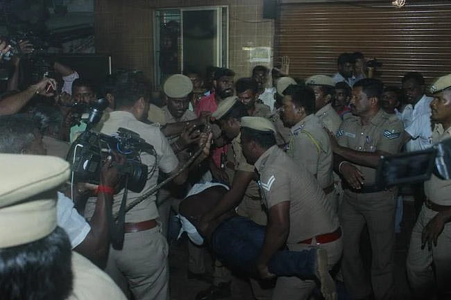 பறந்து வந்த முட்டை, கல்... கணநேரத்தில் தப்பித்த கமல்! - அரவக்குறிச்சி பொதுக்கூட்டத்தில் களேபரம்