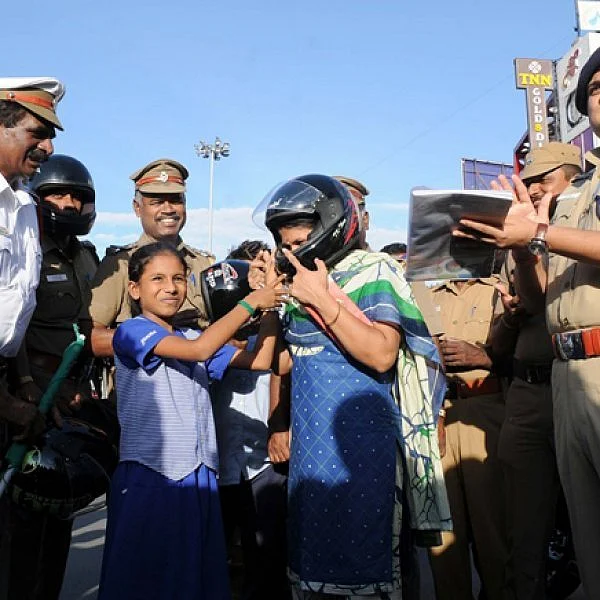 `உங்கம்மாவுக்கு நீயே அறிவுரை சொல்லி ஹெல்மெட்டை மாட்டிவிடு' - கரூரைக் கலக்கும் எஸ்.பி யுக்தி