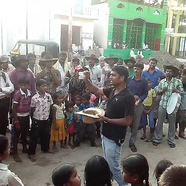 1.5 லட்சம் குழந்தைகளைக் காப்பாற்றும் சுருள் பாசி.. கர்நாடக இளைஞரின் அசத்தல் முயற்சி!