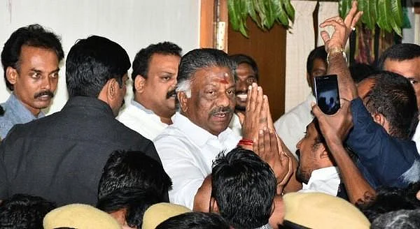 ` ஓ.பி.எஸ் மகனுக்குக் கொடுத்தால் கட்சி பிளவுபடும்!' - எடப்பாடி பழனிசாமி முன்னிறுத்தும் 2 பேர்