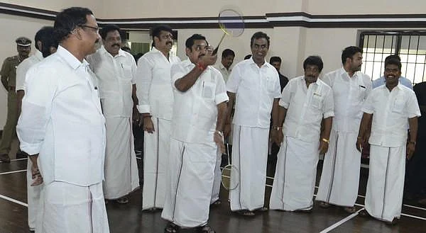 `எடப்பாடிக்கு எதிராக 6 அமைச்சர்கள்!' - `தனி குரூப்' தகவலால் தகித்த சீனியர்கள்