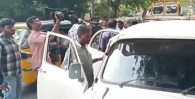 போதையில் காரோடு மல்லுக்கட்டிய அரசு ஊழியர்கள்! - நடுரோட்டில் நடந்த வடிவேலின் தள்ளு...தள்ளு