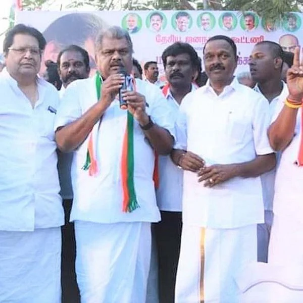 `ஒப்பற்ற அரசன் ராஜராஜ சோழன்; யாரும் விமர்சிக்காதீங்க!' - ஜி.கே.வாசன் வலியுறுத்தல்
