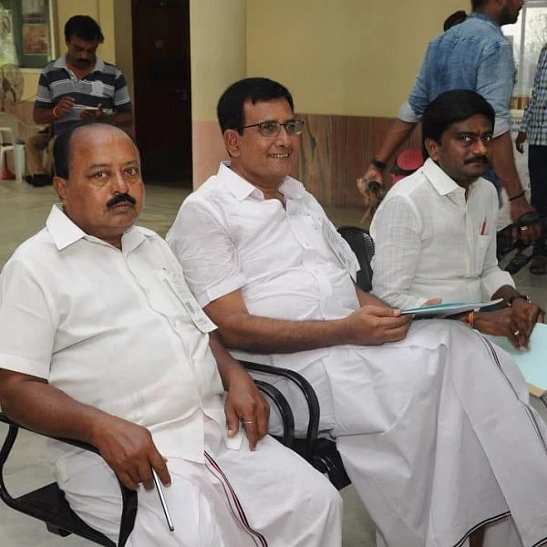 `எப்படி தோத்தோமுன்னு தெரிஞ்சா சொல்லிடுவனே...!' - ஈரோடு அ.தி.மு.க வேட்பாளர் கலகல