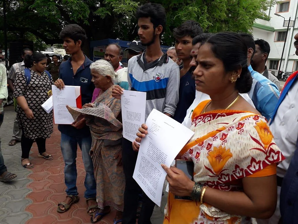 `உடலை எரித்துவிடுவோம் என மிரட்டுகின்றனர்' - மார்ட்டின் ஊழியர் பழனிச்சாமி குடும்பத்தினர் வேதனை