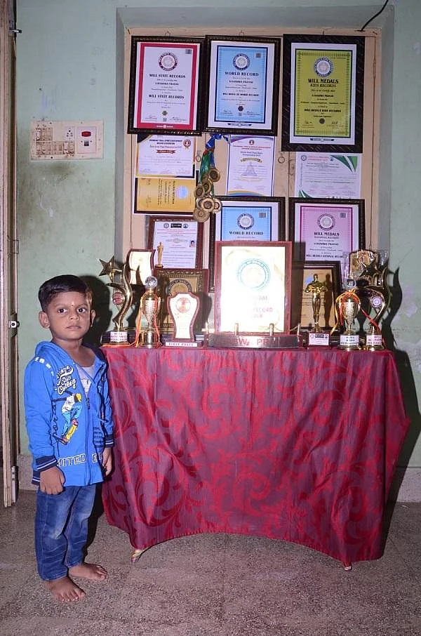 `விளையாட்டா சொல்லி கொடுக்க ஆரம்பிச்சேன்!'- ரெண்டு வயதில் சாதனை படைக்கும் சிறுவன்