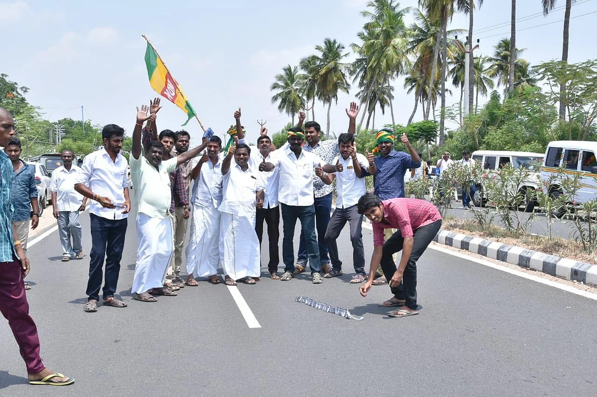 `27 வேட்பாளர்கள் டெபாசிட்; நோட்டாவுக்கு 15,073 ஓட்டுகள்!- அதிரவைத்த 'கொங்கு' வேட்பாளர்