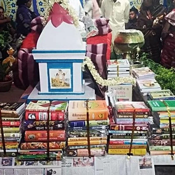 `வரதட்சணைக்குப் பதிலாக புத்தகம்!' - மணமகனுக்கு சர்ப்ரைஸ் கொடுத்த மணமகள் குடும்பத்தினர்