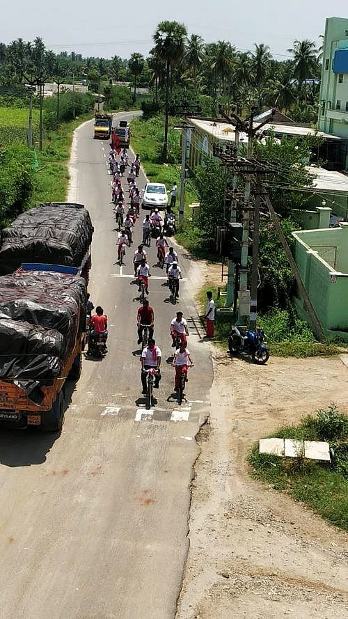 `` `ஃபீஸ் கட்டி மாளல'னு புலம்புறாங்க!" அரசுப் பள்ளிக்கான சைக்கிள் பேரணியில் மாரியப்பன்