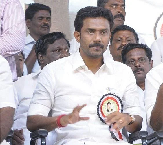 ` ஓ.பி.எஸ் மகனுக்குக் கொடுத்தால் கட்சி பிளவுபடும்!' - எடப்பாடி பழனிசாமி முன்னிறுத்தும் 2 பேர்