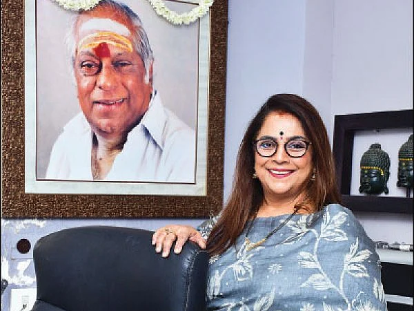 அப்போ 20,000 கடன்... இப்போ 100 கோடி வருமானம்... தமிழகத்தின் முதல் பியூட்டி சலூன் தொடங்கிய கதை!