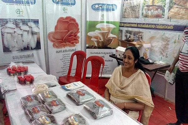 காளான் வளர்ப்பில் மாதம் ₹1 லட்சம் வருமானம்... விடாமுயற்சியால் சாதித்த பெண்!