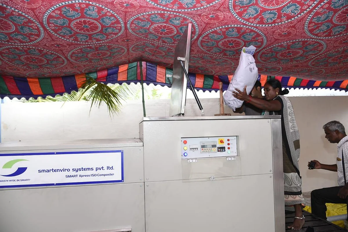 சாப்பாட்டு கழிவுகளைக் கொண்டு உரம் தயாரிக்கும் கருவி... காரைக்குடியை அசத்திய திருமணம்!
