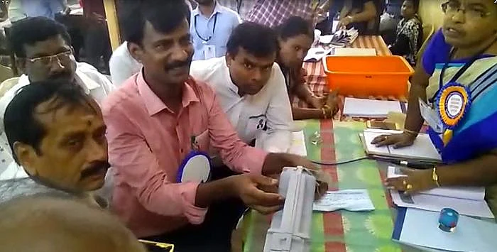 காரைக்குடி தொகுதி வாக்குப் பெட்டி சேதம்... தேர்தல் அதிகாரியிடம் கோரிக்கை வைத்த ஹெச்.ராஜா!