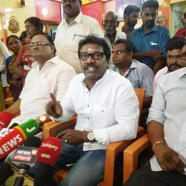 `நான் சசிகலா, தினகரனுக்குச் சொந்தமாக இருக்கலாம்; ஆனால்..!'- கொந்தளிக்கும் கருணாஸ்