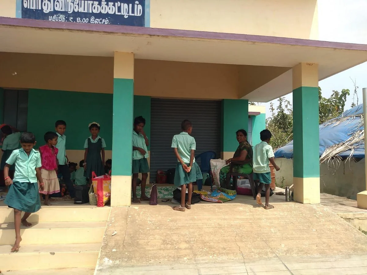 `போன வருஷம் மாடி வீடு; இப்போ ரேஷன் கடை - ஒரத்தநாடு அருகே அரசுப் பள்ளியின் அவல நிலை!