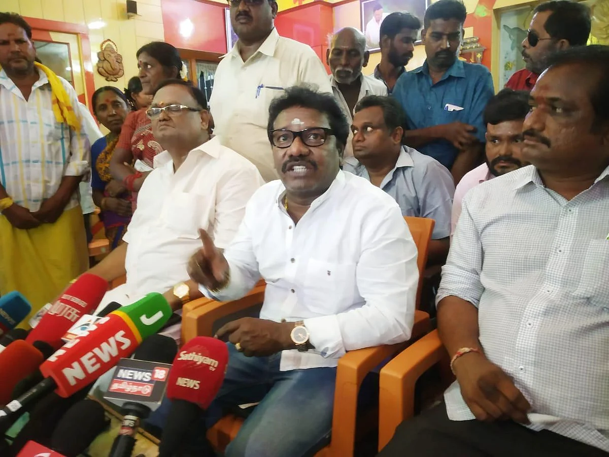 `நான் சசிகலா, தினகரனுக்குச் சொந்தமாக இருக்கலாம்; ஆனால்..!'- கொந்தளிக்கும் கருணாஸ்