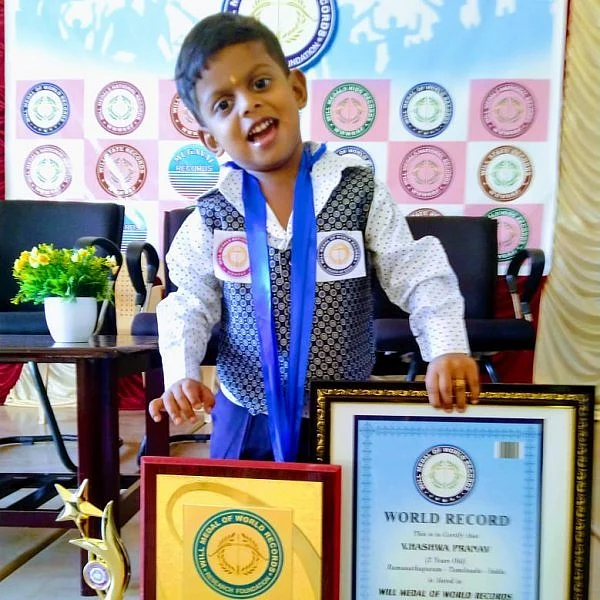 `விளையாட்டா சொல்லி கொடுக்க ஆரம்பிச்சேன்!'- ரெண்டு வயதில் சாதனை படைக்கும் சிறுவன்