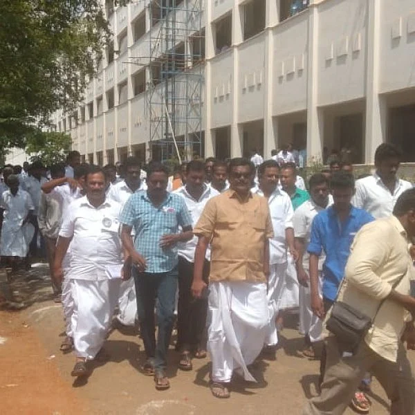 தேனியில் நீடிக்கும் குழப்பம்; வாக்கு எண்ணிக்கை நிறுத்தி வைப்பு!