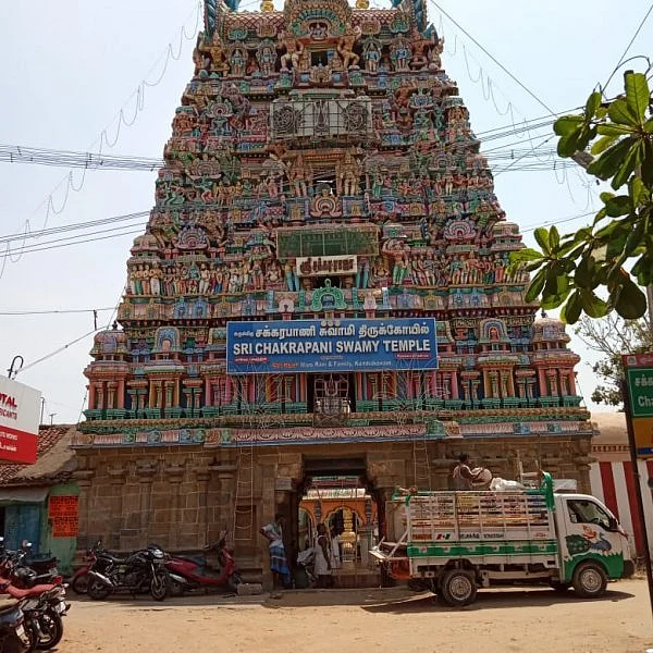 சுழலும் சுதர்சன சக்கரத்துடன் உற்சவ மூர்த்தி உலா - கும்பகோணம் சக்கரபாணி சுவாமி கோயில் தெப்பத் திருவிழா