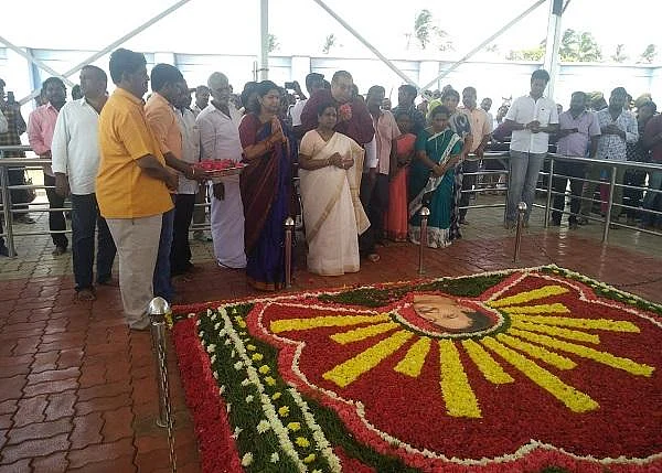 வெற்றிச் சான்றிதழில் விழுந்த மலர்! - கருணாநிதி சமாதியில் கலங்கிய கனிமொழி