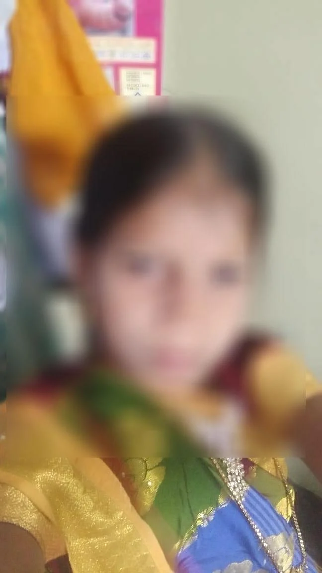 `மயங்கிக் கிடந்த மகளை 3 மணி நேரமாக பள்ளியில கிடத்தி வெச்சுருக்காங்க!'- மாணவியை இழந்த தாய் கதறல்