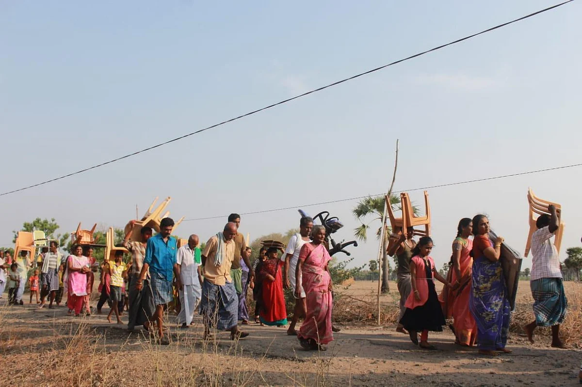 `நீங்கதான் தூக்கணுமா; நாங்களும் தூக்குவோம்!'- இளவட்டக்கல்லை தூக்க களமிறங்கிய கிராமத்துப் பெண்கள்