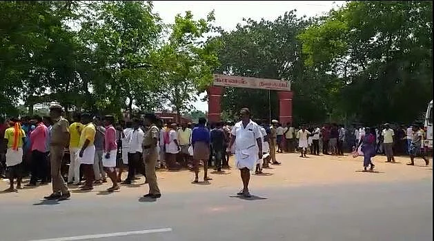 `டிக் டாக் வீடியோவில் அவதூறு கிளப்புகின்றனர்!' - மீன் சுருட்டியில் பா.ம.க-வினர் சாலைமறியல்
