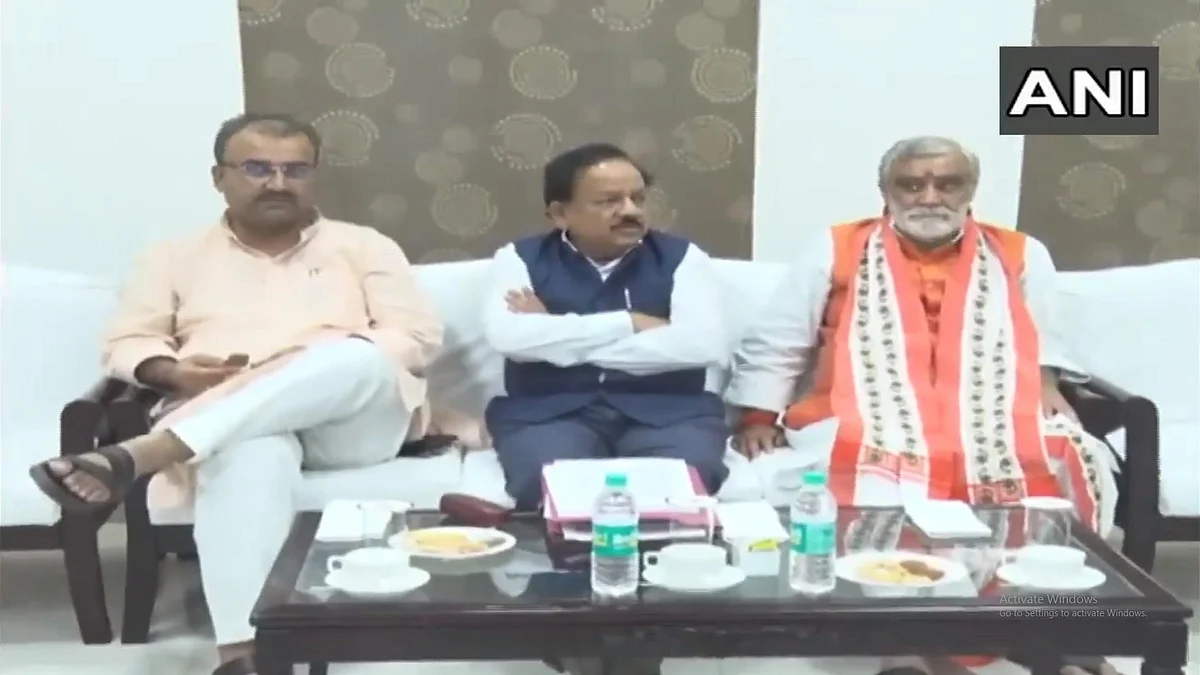 `ஒருவர் தூங்குகிறார்; இன்னொருவர் ஸ்கோர் கேட்கிறார்’ - மூளைக்காய்ச்சலில் அசால்ட் காட்டும் அமைச்சர்கள்