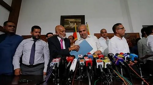 இலங்கையில் புத்தத் துறவி உண்ணாவிரதம்... அனைத்து முஸ்லிம் அமைச்சர்களும் ராஜினாமா!