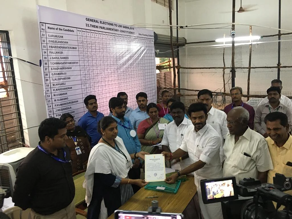 ``இந்த வெற்றியை ஜெயலலிதாவுக்கு காணிக்கையாக்குகிறேன்!” - எம்.பி ஆனார் ரவீந்திரநாத்குமார்