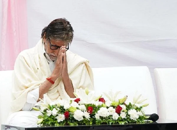 2,100 விவசாயிகள்; 44 சி.ஆர்.பி.எஃப் வீரர்கள் - சொன்னதைச் செய்து குடும்பங்களை நெகிழ வைத்த அமிதாப்