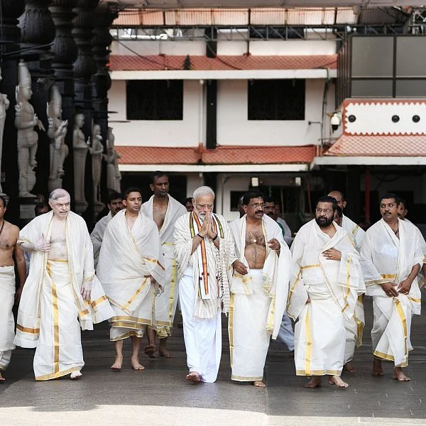 `நாட்டின் முன்னேற்றத்துக்காகப் பிரார்த்தித்தேன்!' - மலையாளத்தில் ட்வீட்டிய மோடி
