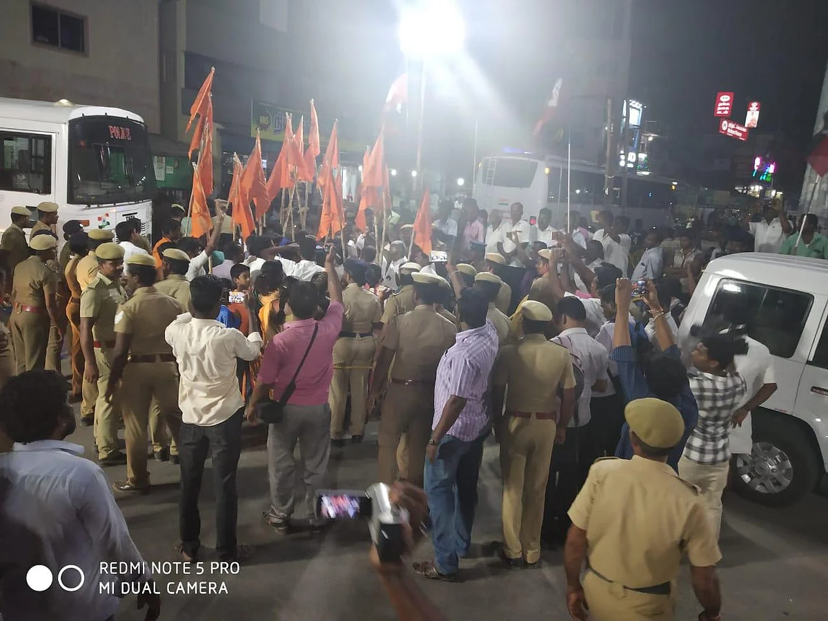 பறந்து வந்த முட்டை, கல்... கணநேரத்தில் தப்பித்த கமல்! - அரவக்குறிச்சி பொதுக்கூட்டத்தில் களேபரம்