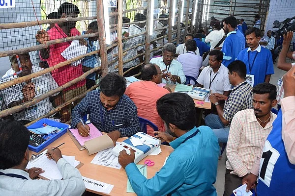 இடைத்தேர்தல் முன்னணி நிலவரம்: முன்னேறும் தி.மு.க! #LiveUpdates