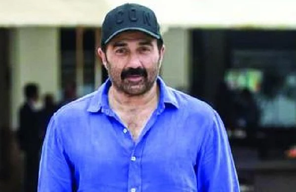 `எத்தனை வாக்குகள் முன்னிலையில் உள்ளேன்?' - டிரெண்டான சன்னி லியோன் ட்வீட்