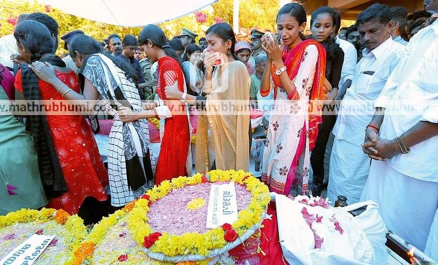 ``எங்களுக்காகப் போராடினாள்; அவள் பிரச்னை தெரியாமல் போச்சே..” - கேரள மாணவியை நினைத்துக் கலங்கும் தோழிகள்