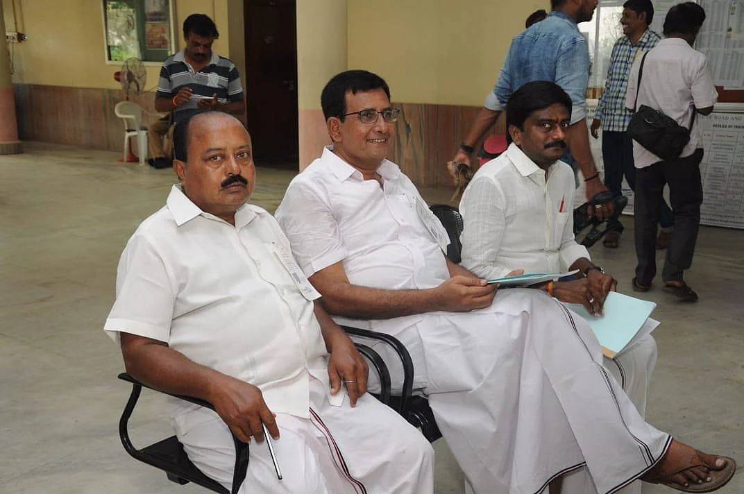 `எப்படி தோத்தோமுன்னு தெரிஞ்சா சொல்லிடுவனே...!' - ஈரோடு அ.தி.மு.க வேட்பாளர் கலகல