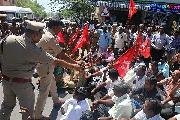 `புல்லுக்கட்டு உரசியதால் விரோதம்; பழிக்குப் பழி' - நெல்லையில் ஓட ஓட வெட்டிக் கொல்லப்பட்ட இளைஞர்!