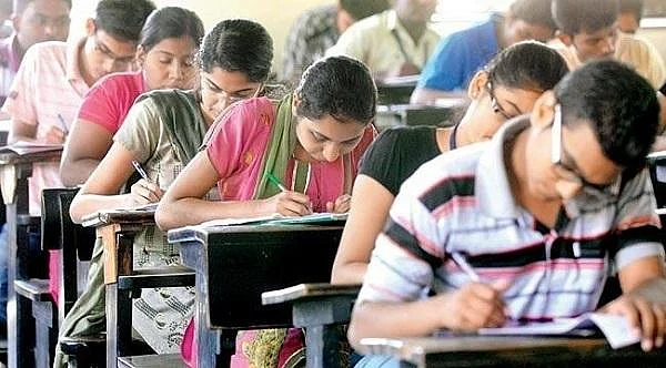 நீட் தேர்வில் வெற்றி பெற்றது 2,500 பேர்; ஆனால், 10 பேருக்கு மட்டும் சீட்! - வேதனையில் அரசுப் பள்ளி மாணவர்கள்