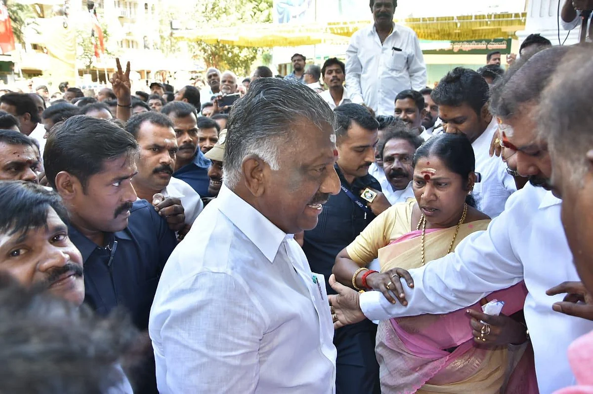 `அ.தி.மு.க பொதுச்செயலாளர் எடப்பாடியாரே?' - தலைமைக் கழகத்தை மிரளவைத்த சுவரொட்டி