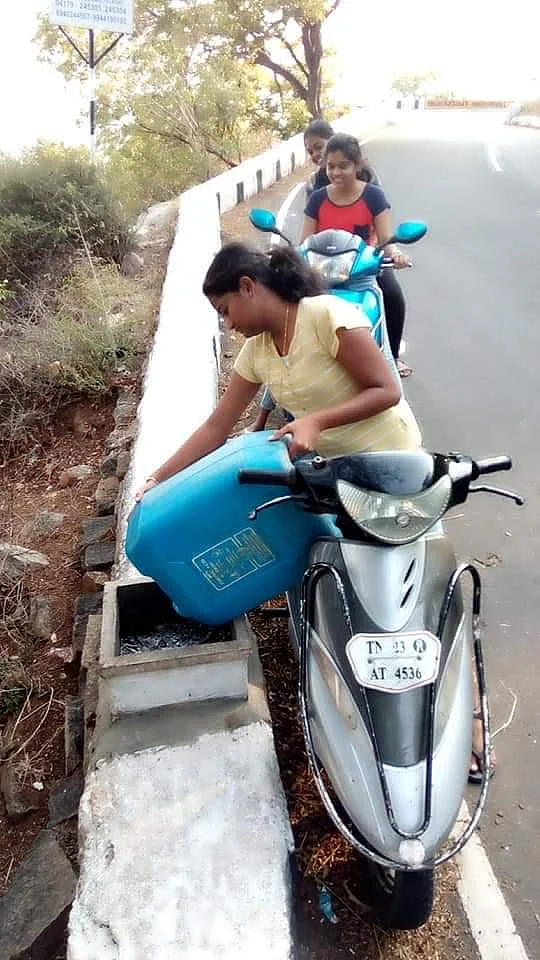 ஏலகிரியில் கோடை வெயிலால் தவிக்கும் குரங்குகள்! - தண்ணீர் அளிக்கும் மாணவிகள்