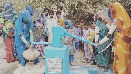 `எதிரி நாடாகத் தெரியவில்லை; உதவும் எண்ணம்தான் தோன்றியது!' - பாகிஸ்தான் மக்களுக்கு உதவிய இந்தியர்