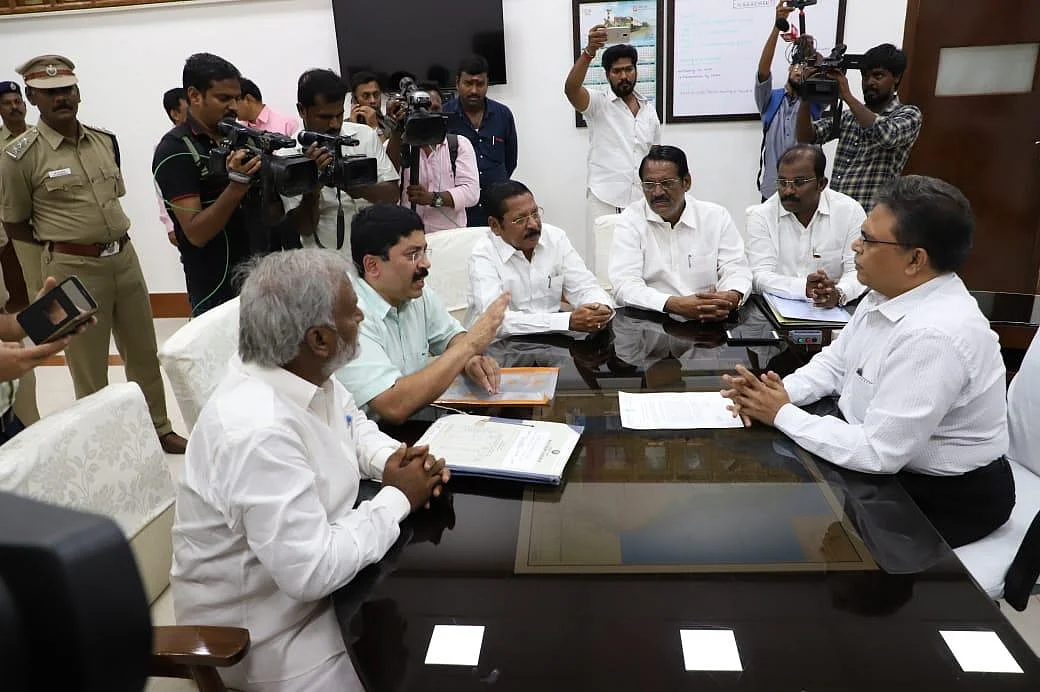 `புரியும் மொழியில் பேசிக்கொள்ளுங்கள்!' - தி.மு.க எதிர்ப்பால் பணிந்த ரயில்வே #SouthernRailway