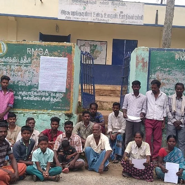 `மாசத்துல 2 தடவைதான் வருவாங்க!'- தலைமையாசிரியர்களுக்கு எதிராகப் பள்ளியை முற்றுகையிட்ட பழங்குடியினர்