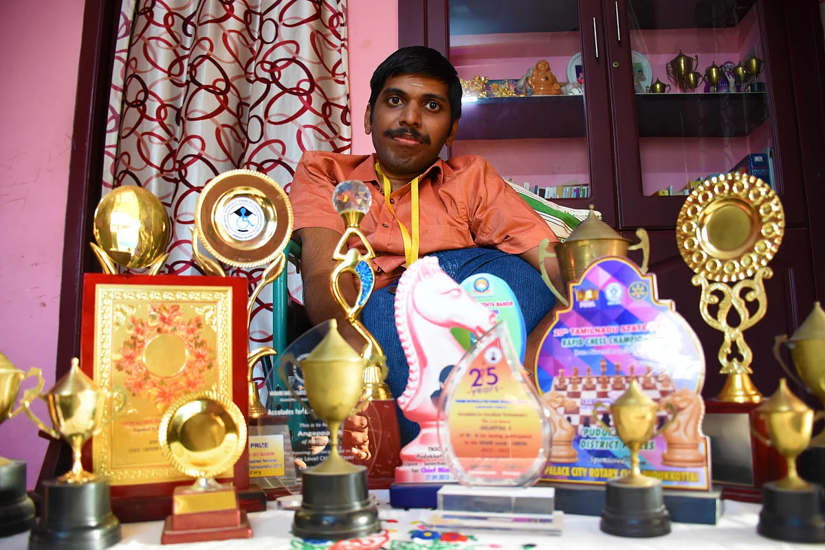 `அரசு உதவினால் மட்டுமே முடியும்!' - சர்வதேச செஸ் போட்டிக்குத் தேர்வான புதுக்கோட்டை மாற்றுத்திறனாளி வீரர்